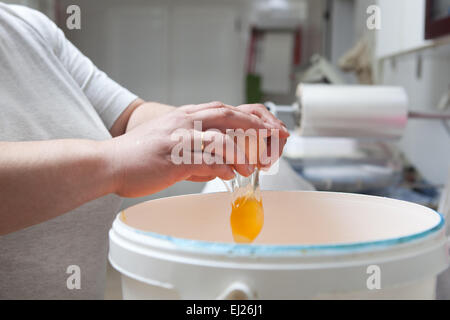 Baker knackenden Eiern. Handgemachte Herstellung von spanischen madeleines Stockfoto