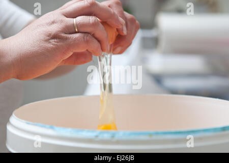 Baker knackenden Eiern. Handgemachte Herstellung von spanischen madeleines Stockfoto