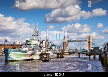 HMS Belfast auf die Themse und die Tower Bridge, London. Stockfoto