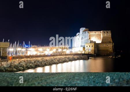 Neapel, Italien - 1. Januar 2014: Nachtansicht Promenade Gebäude und Castel OVO in Neapel, Italien. Neapel ist die dritte Stockfoto