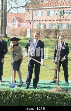 Trenthorst, Deutschland. 19. März 2015. Königin Maxima Pflanzen einen Apfelbaum mit Schleswig-Holsteins Ministerpräsident Torsten Albig (SPD, R) und Agrarökonom Gerold Rahmann vor dem Stadtsystem-Institut in Trenthorst, Deutschland, 19. März 2015. Das königliche Paar ist auf einer zweitägigen Besuch zum nördlichen Deutschland. / picture Alliance Credit: Dpa/Alamy Live-Nachrichten Stockfoto