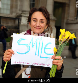 London, UK. 20. März. 2015. International Day of Happiness Flashmob am Trafalgar Square in London. Den IDOH wurde von der Generalversammlung der Vereinten Nationen gegründet, im Jahr 2012 auf Glück als ein grundlegendes menschliches Ziel zu erkennen und das Bewusstsein für das Recht, glücklich zu sein. Bildnachweis: Paul Brown/Alamy Live-Nachrichten Stockfoto