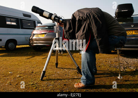 Madley, Herefordshire UK. 20. März 2015.  Ein Amateur-Astronom aus Herefordshire Astronomical Society beobachtete die Sonnenfinsternis durch sein Fernrohr unter strahlend blauem Himmel in ländlichen Herefordshire. News Stockfoto