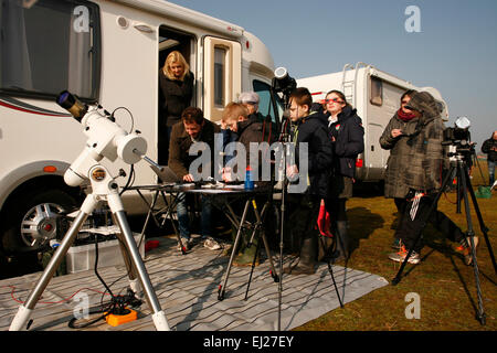 Madley, Herefordshire UK. 20. März 2015.  Amateure-Astronomen zeigen lokale Schülerinnen und Schülern die Sonnenfinsternis durch Teleskope, Laptops und Kameras unter strahlend blauem Himmel in ländlichen Herefordshire. News Stockfoto