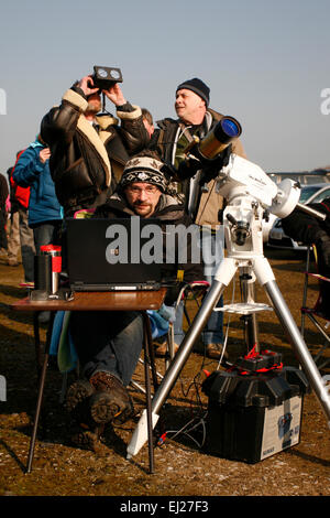 Madley, Herefordshire UK. 20. März 2015.  Amateur-Astronomen aus Herefordshire astronomischen Gesellschaft beobachten die Sonnenfinsternis durch Teleskope, Laptops und Kameras unter strahlend blauem Himmel in ländlichen Herefordshire. Stockfoto