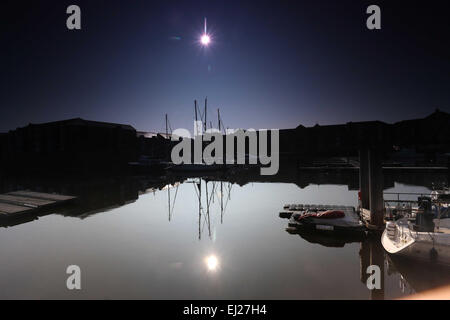 Swansea, Großbritannien. Freitag, 20. März 2015 im Bild: Die Sonnenfinsternis gesehen von Swansea Marina, Südwales.  Re: Menschen in weiten Teilen des Vereinigten Königreichs haben einen guten Blick auf die Sonnenfinsternis am Freitagmorgen genossen.  Die Sonnenfinsternis war von ca. 08:22 sichtbar.  Die nächste sichtbare partielle Sonnenfinsternis für Menschen im Vereinigten Königreich wird nicht bis August 2026 geschehen.  Das Phänomen passiert, wenn der Mond zwischen Sonne und Erde vergeht. Bildnachweis: D Legakis/Alamy Live-Nachrichten Stockfoto