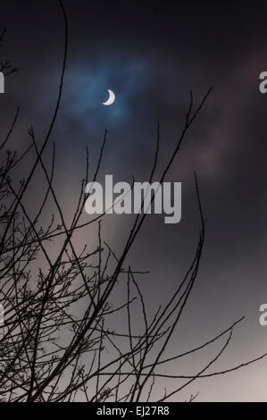 Die partielle Sonnenfinsternis über England im März 2105 Stockfoto
