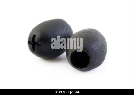 schwarze Oliven isoliert auf weißem Hintergrund Stockfoto