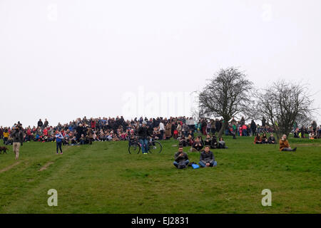 London, Großbritannien, 20. März 2015. Hunderte von Menschen versammelten sich in Primrose Hill, die Sonnenfinsternis zu sehen aber es blockiert durch niedrige Wolken und Luftverschmutzung. Bildnachweis: Yanice Cesari / Alamy Live News Stockfoto