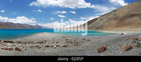 Indien, Jammu und Kashmir, Ladakh, Changtang, Pangong Tso, Auto in die weite, Pangong See Stockfoto