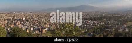 Nepal, Kathmandu, aufgeführt als Weltkulturerbe der UNESCO, die Stadt von Swayambhunath-Hügel aus gesehen Stockfoto