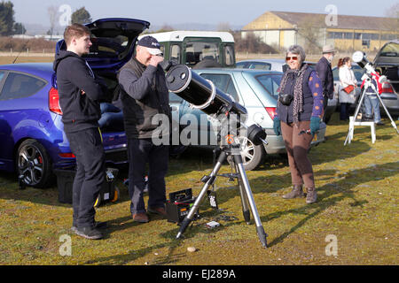 Madley, Herefordshire UK. 20. März 2015. Amateur-Astronomen aus Herefordshire Astronomical Society beobachtete die Sonnenfinsternis durch ihre Teleskope unter strahlend blauem Himmel in ländlichen Herefordshire. Stockfoto