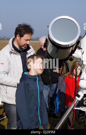 Madley, Herefordshire UK. 20. März 2015. Amateure-Astronomen zeigen lokale Schülerinnen und Schülern die Sonnenfinsternis durch ihre Teleskope und Kameras unter strahlend blauem Himmel in ländlichen Herefordshire. Stockfoto