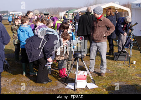 Madley, Herefordshire UK. 20. März 2015.  Amateure-Astronomen zeigen Lehrer und Schüler der örtlichen Schule die Sonnenfinsternis durch ihre Teleskope unter strahlend blauem Himmel in ländlichen Herefordshire. Stockfoto