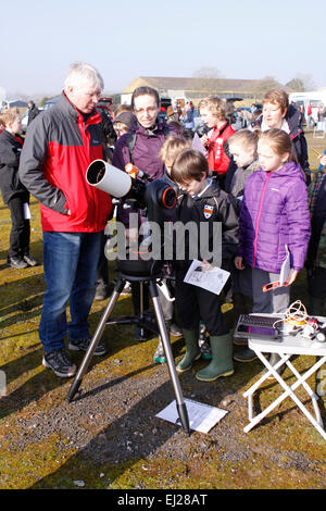 Madley, Herefordshire UK. 20. März 2015.  Amateure-Astronomen zeigen lokale Schülerinnen und Schülern die Sonnenfinsternis durch ihre Teleskope unter strahlend blauem Himmel in ländlichen Herefordshire. Stockfoto