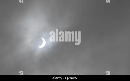 Devon, UK, 20. März 2015. Ein trüber Start in den Tag gab Einblicke in die Sonnenfinsternis in South Devon Credit: Vicki Gardner/Alamy Live News Stockfoto