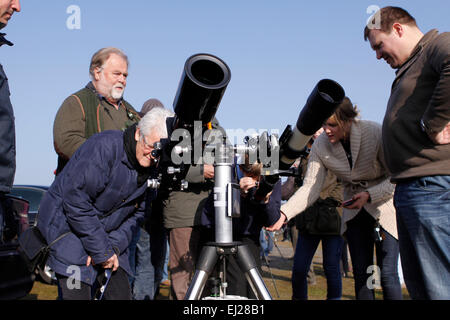 Madley, Herefordshire UK. 20. März 2015.  Amateurastronomen aus der astronomischen Gesellschaft von Herefordshire beobachten die Sonnenfinsternis durch ihre Teleskope unter strahlend blauem Himmel in ländlichen Herefordshire. Stockfoto