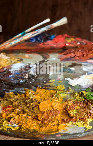 Des Malers Pinsel und Palette voller Farbe Stockfoto