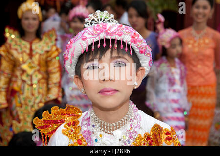 Ein Junge Burmesische gekleidet in bunten Gewändern und Puppe wie sein kommen der Alter Zeremonie in Mandalay Myanmar ausgleichen Stockfoto