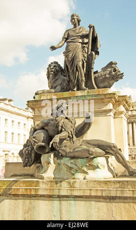 London; Edmond J Safra Statue, Fountain Court, Somerset House Stockfoto