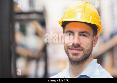 Nahaufnahme des Arbeiters harter Hut im Lager Stockfoto