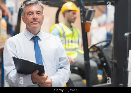 Posieren vor seinen Mitarbeiter Manager Stockfoto
