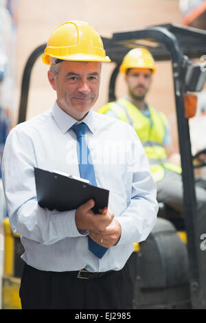 Manager stand vor seiner Mitarbeiter Stockfoto