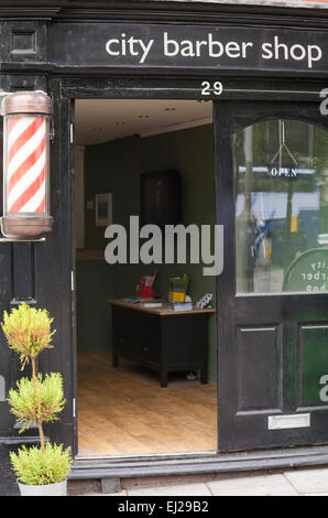 City Barber Shop, 29 St Augustine Parade, Bristol im Mai Stockfoto