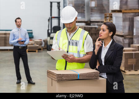 Lagerleiter und Arbeiter sprechen Stockfoto