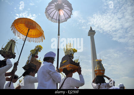 Jakarta, Indonesien. 20. März 2015. Hindus Jakarta führen die Tawur Agung Kesanga Zeremonien am National Monument, Jakarta, Indonesien, Freitag, 20. März 2015. Die Tawur Agung Kesangan-Zeremonie ist eine religiöse Zeremonie vor Nyepi, am 21. März 2015 stattfinden wird. Bildnachweis: Dani Daniar/Alamy Live-Nachrichten Stockfoto