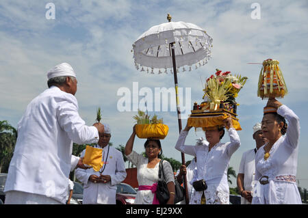 Jakarta, Indonesien. 20. März 2015. Hindus Jakarta führen die Tawur Agung Kesanga Zeremonien am National Monument, Jakarta, Indonesien, Freitag, 20. März 2015. Die Tawur Agung Kesangan-Zeremonie ist eine religiöse Zeremonie vor Nyepi, am 21. März 2015 stattfinden wird. Bildnachweis: Dani Daniar/Alamy Live-Nachrichten Stockfoto