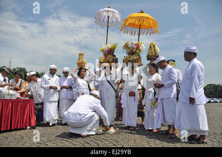 Jakarta, Indonesien. 20. März 2015. Hindus Jakarta führen die Tawur Agung Kesanga Zeremonien am National Monument, Jakarta, Indonesien, Freitag, 20. März 2015. Die Tawur Agung Kesangan-Zeremonie ist eine religiöse Zeremonie vor Nyepi, am 21. März 2015 stattfinden wird. Bildnachweis: Dani Daniar/Alamy Live-Nachrichten Stockfoto