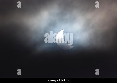 Cotswolds, UK. 20. März 2015. 09.04 Sonnenfinsternis - partielle Sonnenfinsternis, ein seltenes Naturphänomen betrachtet aus Burford, Cotswolds, England, UK-Credit: Tim Graham/Alamy Live News Stockfoto