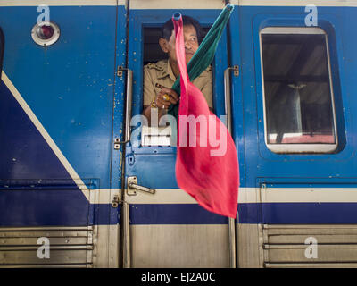 Ayutthaya, Ayutthaya, Thailand. 19. März 2015. Ein Dirigent mit dem Zug fahren Sie nördlich von Bangkok nach Chiang Mai im Fenster seines Autos Zug in den Bahnhof von Ayutthaya. Die Bahnlinie von Bangkok nach Ayutthaya war die erste Eisenbahn in Thailand gebaut und wurde im Jahre 1892 eröffnet. Die staatliche Eisenbahn von Thailand (SRT), gegründet 1890, betreibt 4.043 Kilometer Meter Messgerät, das meisten Teilen von Thailand erreicht. Viel von der Strecke und viele der Züge sind in schlechtem Zustand und Züge fahren häufig spät. Unfälle und Pannen sind ebenfalls üblich. Aufeinanderfolgende Regierungen, einschließlich der aktuellen m Stockfoto