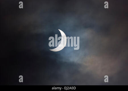 Cotswolds, UK. 20. März 2015. 09.45 Sonnenfinsternis - partielle Sonnenfinsternis, ein seltenes Naturphänomen betrachtet aus Burford, Cotswolds, England, UK-Credit: Tim Graham/Alamy Live News Stockfoto