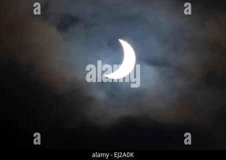 Cotswolds, UK. 20. März 2015. 09.48 Sonnenfinsternis - partielle Sonnenfinsternis, ein seltenes Naturphänomen betrachtet aus Burford, Cotswolds, England, UK-Credit: Tim Graham/Alamy Live News Stockfoto