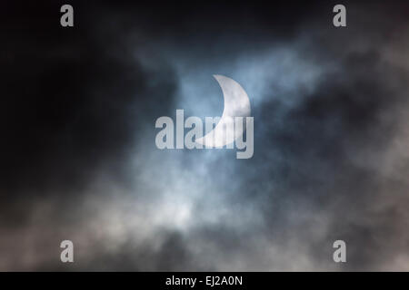 Cotswolds, UK. 20. März 2015. 09.55 Sonnenfinsternis - partielle Sonnenfinsternis, ein seltenes Naturphänomen betrachtet aus Burford, Cotswolds, England, UK-Credit: Tim Graham/Alamy Live News Stockfoto