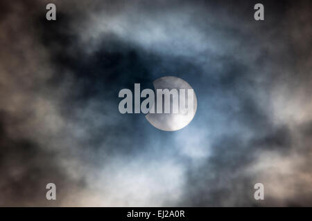 Cotswolds, UK. 20. März 2015. 10.23 Sonnenfinsternis - partielle Sonnenfinsternis, ein seltenes Naturphänomen betrachtet aus Burford, Cotswolds, England, UK-Credit: Tim Graham/Alamy Live News Stockfoto