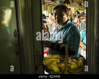 Ayutthaya, Ayutthaya, Thailand. 19. März 2015. Ein Obsthändler arbeitet die Ayutthaya, Bangkok dritte Klasse Zug. Die Bahnlinie von Bangkok nach Ayutthaya war die erste Eisenbahn in Thailand gebaut und wurde im Jahre 1892 eröffnet. Die staatliche Eisenbahn von Thailand (SRT), gegründet 1890, betreibt 4.043 Kilometer Meter Messgerät, das meisten Teilen von Thailand erreicht. Viel von der Strecke und viele der Züge sind in schlechtem Zustand und Züge fahren häufig spät. Unfälle und Pannen sind ebenfalls üblich. Aufeinanderfolgende Regierungen, einschließlich der aktuellen militärischen Regierung haben versprochen, Schiene Serv aktualisieren Stockfoto