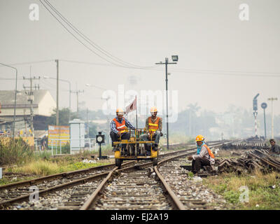 Ayutthaya, Ayutthaya, Thailand. 19. März 2015. Wartungspersonal kommen in Ayutthaya Bahnhof nördlich von Bangkok. Die Bahnlinie von Bangkok nach Ayutthaya war die erste Eisenbahn in Thailand gebaut und wurde im Jahre 1892 eröffnet. Die staatliche Eisenbahn von Thailand (SRT), gegründet 1890, betreibt 4.043 Kilometer Meter Messgerät, das meisten Teilen von Thailand erreicht. Viel von der Strecke und viele der Züge sind in schlechtem Zustand und Züge fahren häufig spät. Unfälle und Pannen sind ebenfalls üblich. Aufeinanderfolgende Regierungen, einschließlich der aktuellen militärischen Regierung haben SSDs versprochen Stockfoto