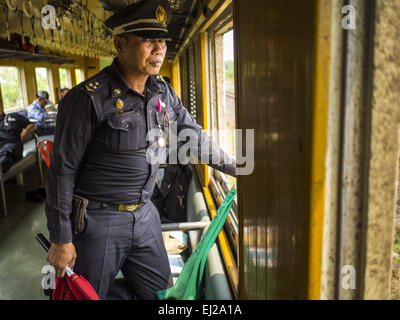 Ayutthaya, Ayutthaya, Thailand. 19. März 2015. Dirigent in das Fenster von Ayutthaya, Bangkok dritte Klasse trainieren. Die Bahnlinie von Bangkok nach Ayutthaya war die erste Eisenbahn in Thailand gebaut und wurde im Jahre 1892 eröffnet. Die staatliche Eisenbahn von Thailand (SRT), gegründet 1890, betreibt 4.043 Kilometer Meter Messgerät, das meisten Teilen von Thailand erreicht. Viel von der Strecke und viele der Züge sind in schlechtem Zustand und Züge fahren häufig spät. Unfälle und Pannen sind ebenfalls üblich. Aufeinanderfolgende Regierungen, einschließlich der aktuellen militärischen Regierung haben versprochen, R aktualisieren Stockfoto