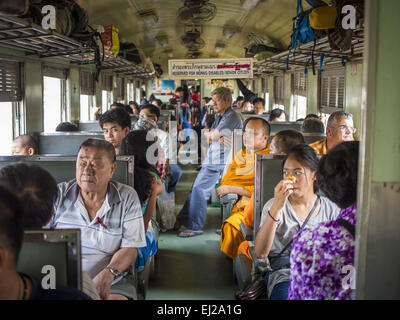 Ayutthaya, Ayutthaya, Thailand. 19. März 2015. Passagiere auf die Ayutthaya, Bangkok dritte Klasse trainieren. Die Bahnlinie von Bangkok nach Ayutthaya war die erste Eisenbahn in Thailand gebaut und wurde im Jahre 1892 eröffnet. Die staatliche Eisenbahn von Thailand (SRT), gegründet 1890, betreibt 4.043 Kilometer Meter Messgerät, das meisten Teilen von Thailand erreicht. Viel von der Strecke und viele der Züge sind in schlechtem Zustand und Züge fahren häufig spät. Unfälle und Pannen sind ebenfalls üblich. Aufeinanderfolgende Regierungen, einschließlich der aktuellen militärischen Regierung haben versprochen, Bahnverkehr zu aktualisieren. Stockfoto