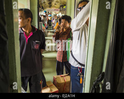 Ayutthaya, Ayutthaya, Thailand. 19. März 2015. Passagiere auf die Ayutthaya, Bangkok dritte Klasse trainieren. Die Bahnlinie von Bangkok nach Ayutthaya war die erste Eisenbahn in Thailand gebaut und wurde im Jahre 1892 eröffnet. Die staatliche Eisenbahn von Thailand (SRT), gegründet 1890, betreibt 4.043 Kilometer Meter Messgerät, das meisten Teilen von Thailand erreicht. Viel von der Strecke und viele der Züge sind in schlechtem Zustand und Züge fahren häufig spät. Unfälle und Pannen sind ebenfalls üblich. Aufeinanderfolgende Regierungen, einschließlich der aktuellen militärischen Regierung haben versprochen, Bahnverkehr zu aktualisieren. Stockfoto