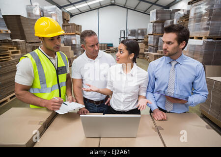 Lagerleiter und Arbeitnehmer miteinander reden Stockfoto