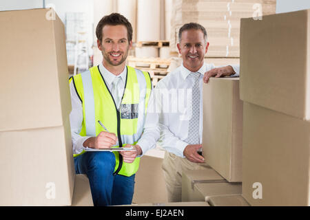 Auslieferungsfahrer Überprüfung seiner Liste in Zwischenablage Stockfoto