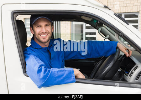 Auslieferungsfahrer lächelnd in die Kamera in seinem van Stockfoto