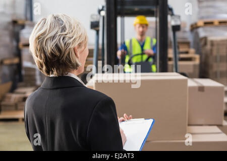Rückansicht der Lagerleiter vor ihrer Kollegin Stockfoto