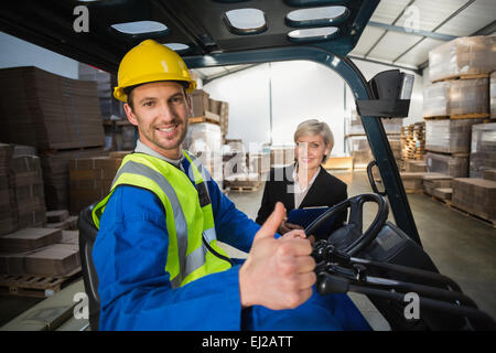 Lagerarbeiter und seinem Manager in die Kamera Lächeln Stockfoto