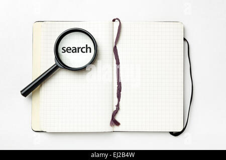 Offenen Notebook mit Lupe auf weißem Hintergrund. Suche Konzept. Stockfoto