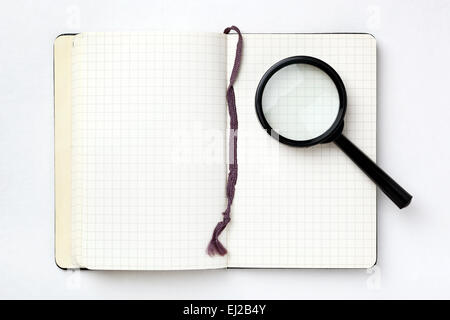 Offenen Notebook mit Lupe auf weißem Hintergrund. Suche Konzept. Stockfoto